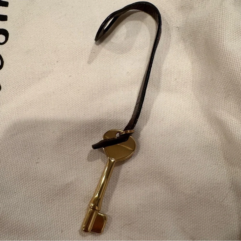 Fossil Key Keychain Gold Color - Picture 3 of 3